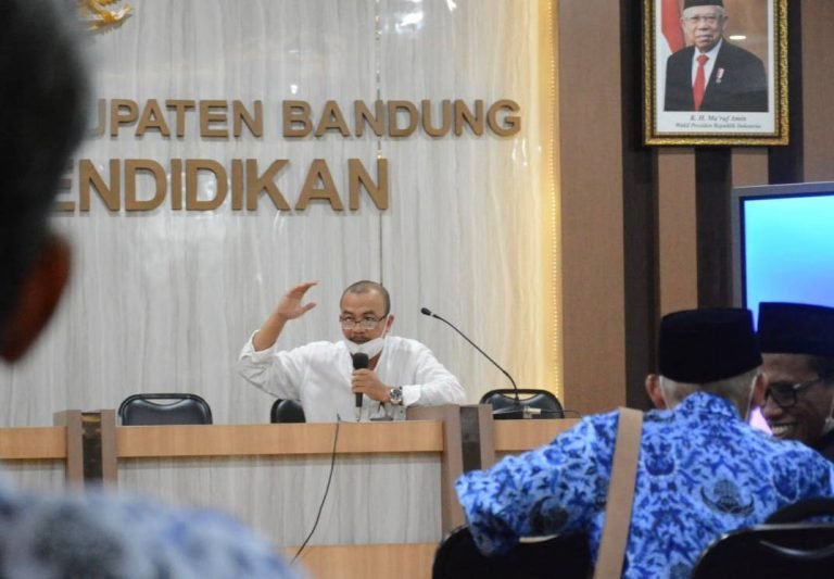 BPJS Kesehatan Serahkan 12.968 Kartu JKN-KIS untuk Guru Ngaji