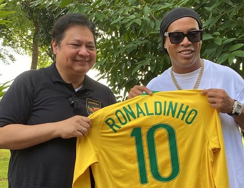 Bertemu Ronaldinho, Airlangga Dapat Hadiah Jersey