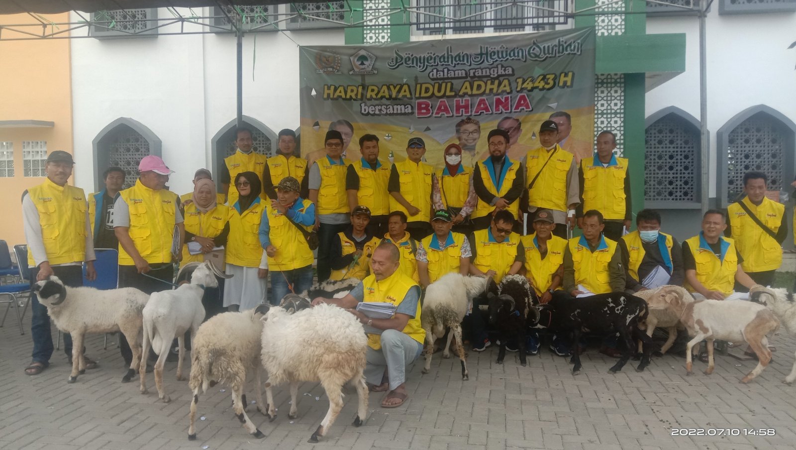 Anggota DPR RI Anang Susanto Bersama Bahana Bagikan Puluhan Hewan Kurban