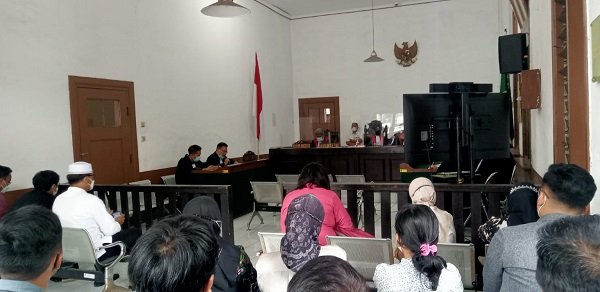 Yakin Ade Yasin Tak Bersalah, Keluarga dan Masyarakat Bogor Penuhi Ruang Sidang