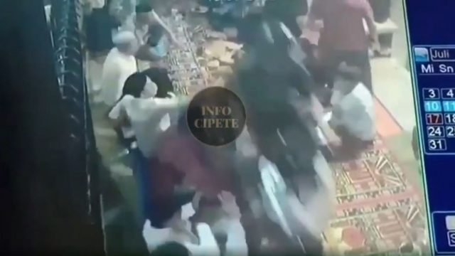 Viral Pemotor Terobos dan Lindas Makanan Warga yang Sedang Tahlilan