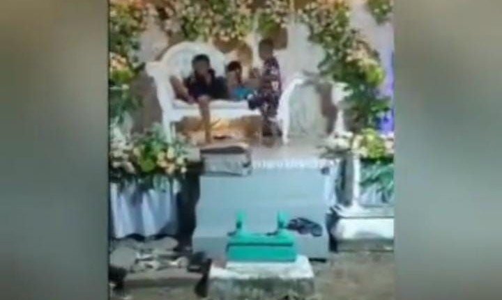 Heboh Resepsi Pernikahan Digelar di Kuburan