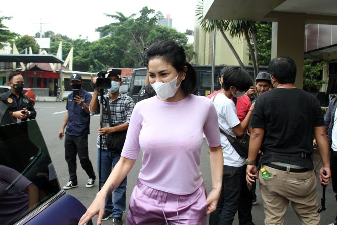 Nikita Mirzani Dijemput Paksa di Mal, Ini Kasus yang Menjeratnya
