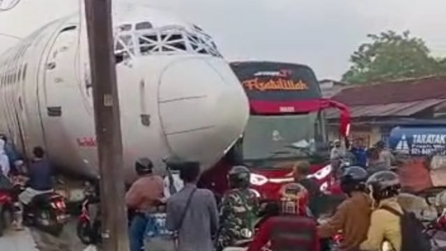 Pesawat Terbang Bikin Macet Jalan Raya Kemang
