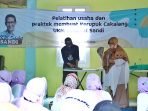 Relawan Sandiaga Uno Latih Emak-emak Bogor Bikin Kerupuk Cakalang