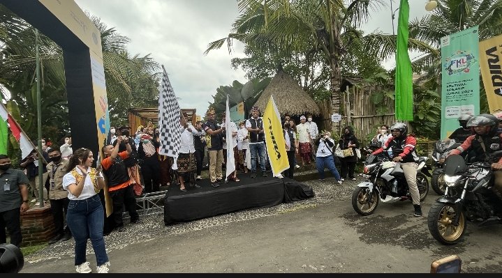 Dukung Pengembangan Pariwisata Lokal, Adira Finance Ajak Komunitas Motor ke Desa Wisata Ramah Berkendara