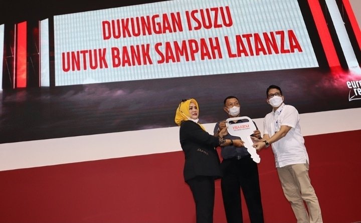 Isuzu Serahkan Satu Unit Mobil Operasional Kepada Bank Sampah Latanza di GIIAS 2022