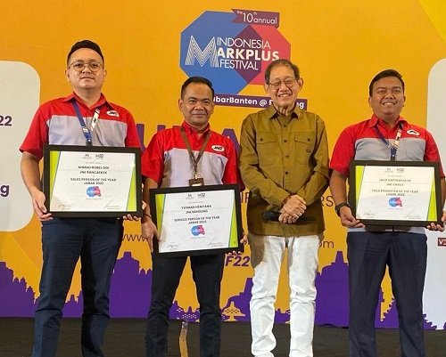 JNE Bandung Raih 3 Penghargaan Sekaligus dari Markplus