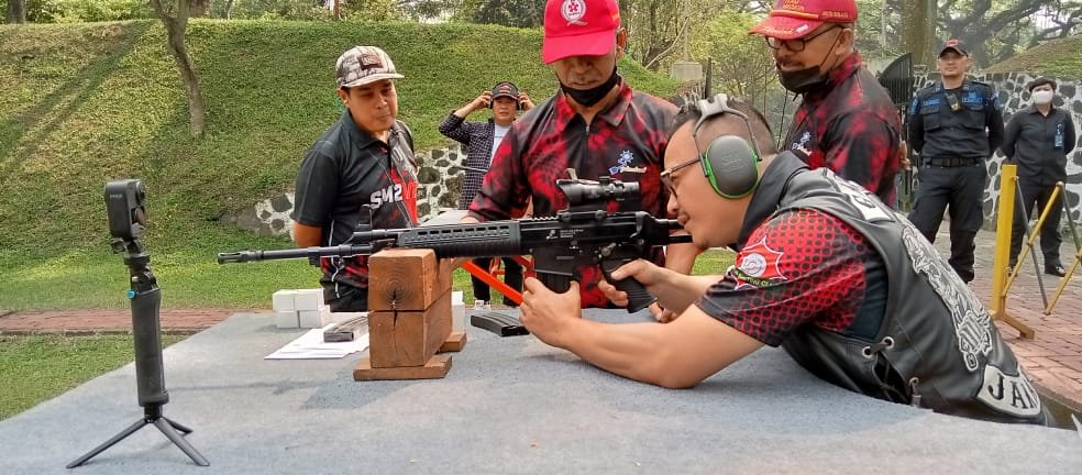 Kunjungi PT Pindad, Komunitas Gazkeun Motor Club Gelar Latihan Menembak