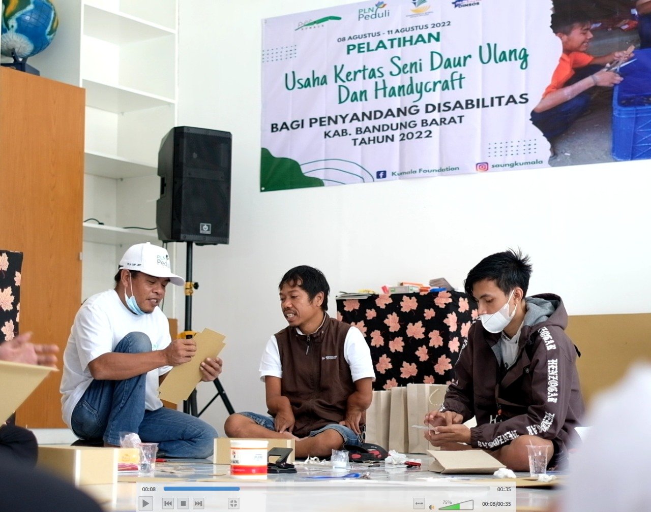 Penyandang Disabilitas Dilatih Keterampilan Handycraft dan Daur Ulang Kertas
