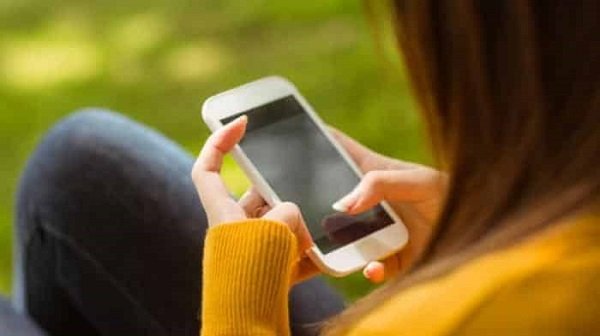 30 Gombalan Maut Lewat Chat, Kocak Bikin Dia Baper Senyum Sendiri