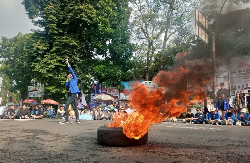 Demo Mahasiswa di Bandung Desak Pemerintah Turunkan Harga BBM