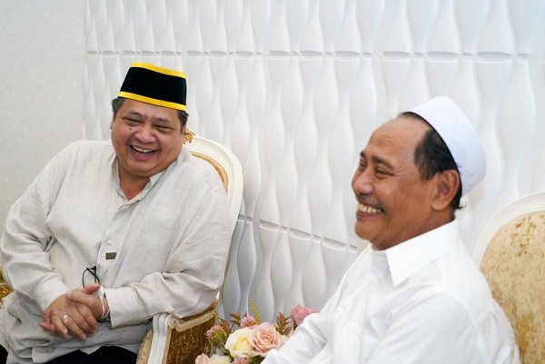 Dikunjungi Airlangga, Pengasuh Pesantren Zainul Hasan Genggong: Golkar Keluarga Besar Kami