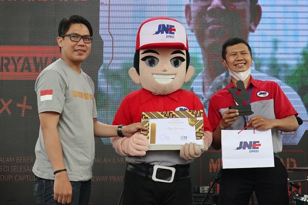 Kurir JNE Bandung Megy Ginanjar Raih Penghargaan Pahlawan Transportasi  