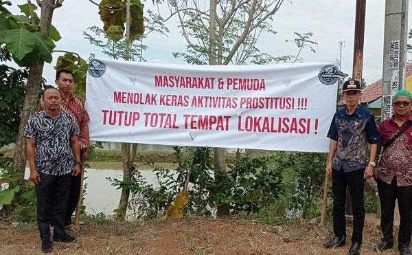 Warga Cimacan Subang Pasang Spanduk Tolak Prostitusi