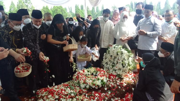 Pemakaman Azyumardi Azra Berlangsung Khidmat