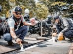 Komunitas Royal Enfield Bikers Owner Nation (Reborn) menggelar event One Ride 2022, Minggu (18/9/2022). Di Bandung acara One Ride bertepatan dengan Hari Jadi ke 212 Kota Bandung, ratusan bikers terlibat pada kegiatan Charity bertema "Leave Every Place Better" dengan melakukan bersih-bersih kawasan Asia Afrika, Cikapundung, Braga & Pengecetan kerb di Jalan Soekarno samping Gedung Merdeka.