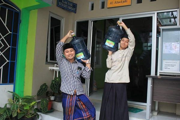 Sinergi Foundation Bantu Pondok Pesantren Melalui Program Sedekah Air Minum