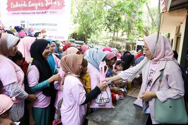 Srikandi Ganjar Berbagi Sembako ke Warga di Cirebon
