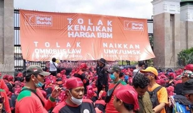 Demo Tolak Kenaikan BBM, Massa Buruh Padati Gedung DPR