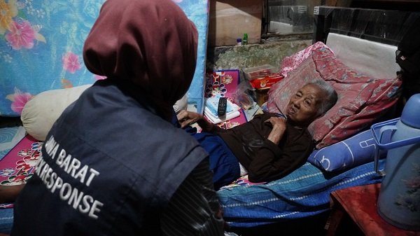 Tukang Bubur Rawat Nenek Berumur 70 Tahun yang Hidup Sebatang Kara di Kabupaten Bandung