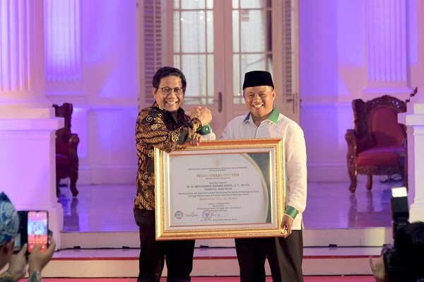 Dinilai Mampu Entaskan Desa Tertinggal, Ridwan Kamil Diganjar Penghargaan