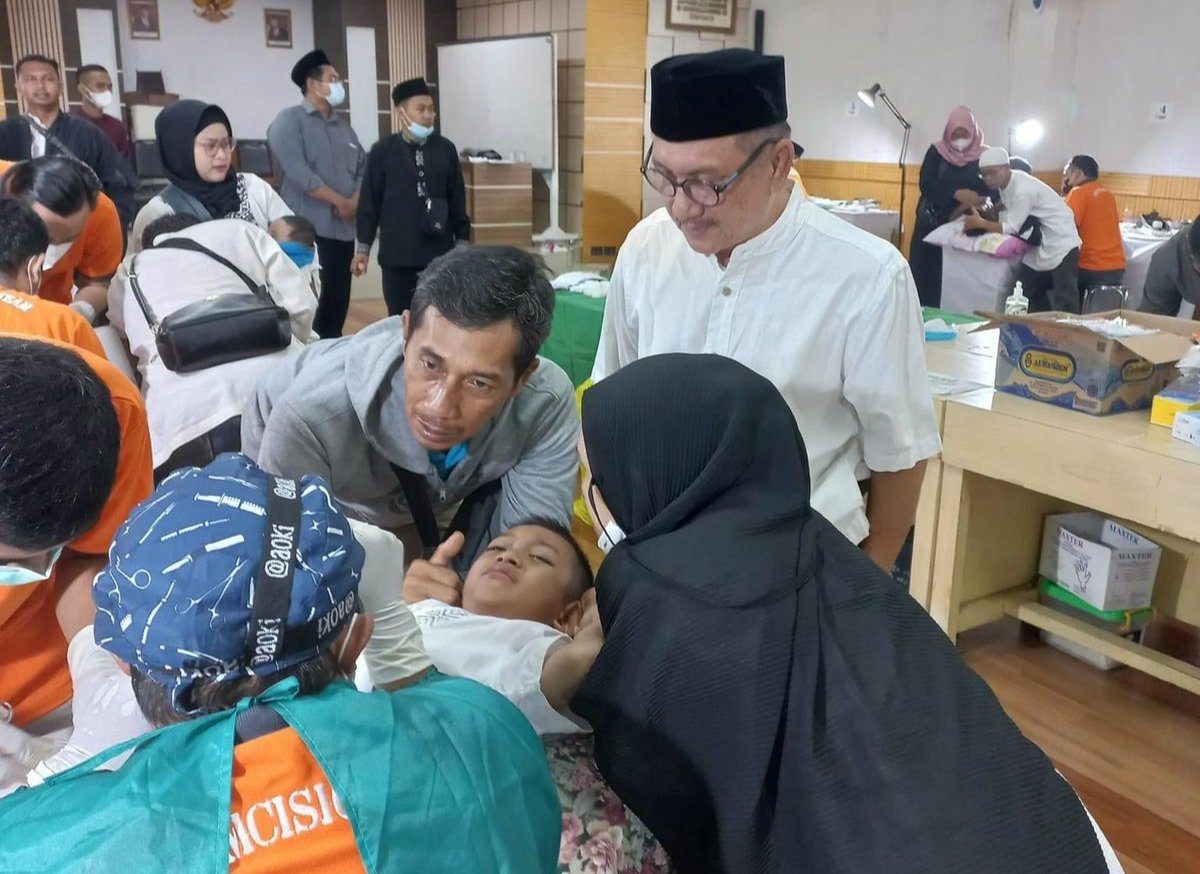 Puluhan Anak Yatim dari Keluarga Tak Mampu Mengikuti Khitanan Massal di Assalam
