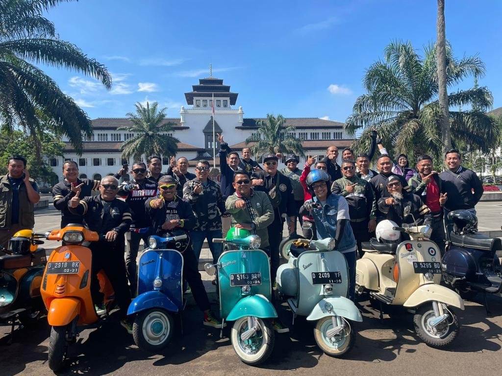Seru, Aksi Riding Bareng Komunitas Vespa Spartan Keliling Bandung