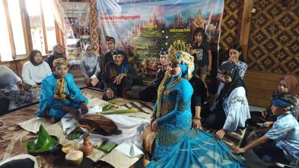 Ketika Mahasiswa dari Luar Pulau Jawa Belajar Tentang Tangga Budaya di Desa Wisata Cinunuk