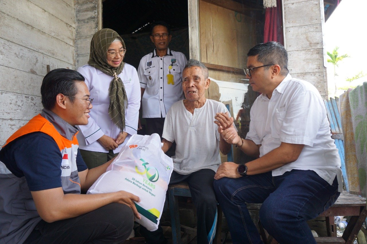 Adaro dan Rumah Zakat Salurkan Bantuan Paket Sembako untuk Warga Prasejahtera