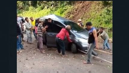 Longsor di Cadas Pangeran, Batu Jatuh Timpa 2 Mobil