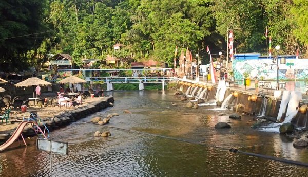 Peduli Lingkungan & UMKM, BRI Peduli Bersihkan Tepi Kali Senjoyo untuk Masyarakat