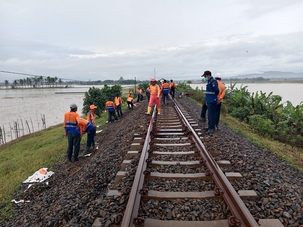 Tanah Ambles 15 M, KA Jalur Selatan Terganggu
