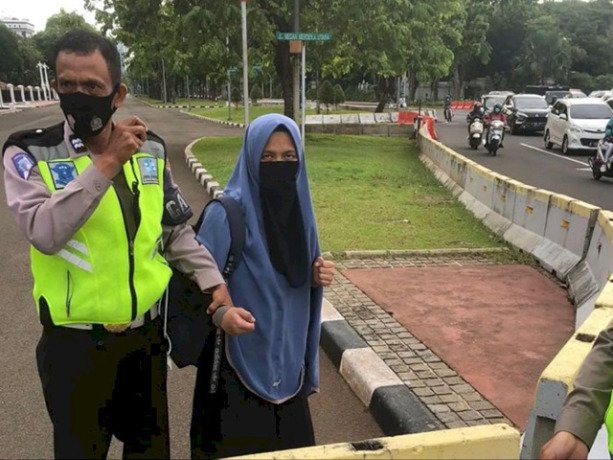 Perempuan Bawa Pistol Coba Terobos Istana Negara