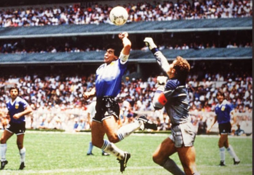 Bola ‘Tangan Tuhan’ Maradona Dilelang Rp 36 Miliar