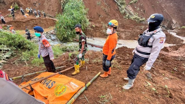 Evakuasi Korban Gempa Cianjur, Polri Temukan Jenazah Ibu dan Anak Berpelukan