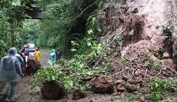 Longsor Tutup Akses Jalan Maribaya