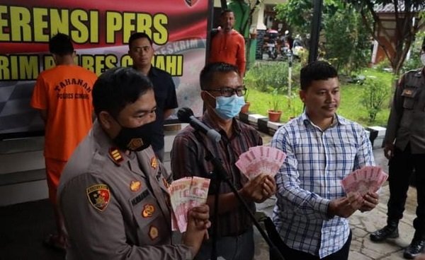 Mahasiswa Asal Kota Bandung Nekat Beli iPhone Pakai Uang Palsu dari Mertua, Diringkus Polisi