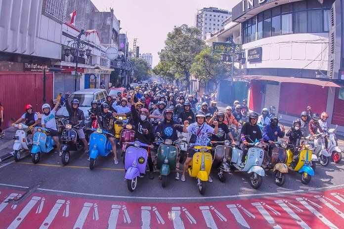 Meriah! Ratusan Vespa Keliling Bandung Ramaikan Vespa Hits Morning Gloride 2022