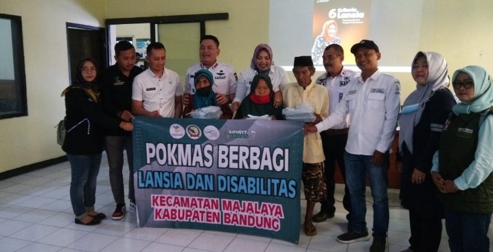 Camat Majalaya Simboliskan Bantuan Makanan Bagi Lansia dan Disabilitas
