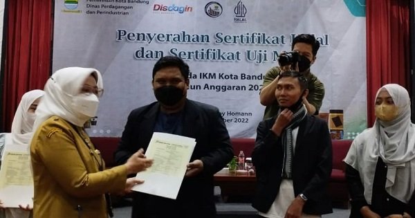 Ratusan Pelaku IKM di Kota Bandung Terima Sertifikat Halal dan Uji Mutu