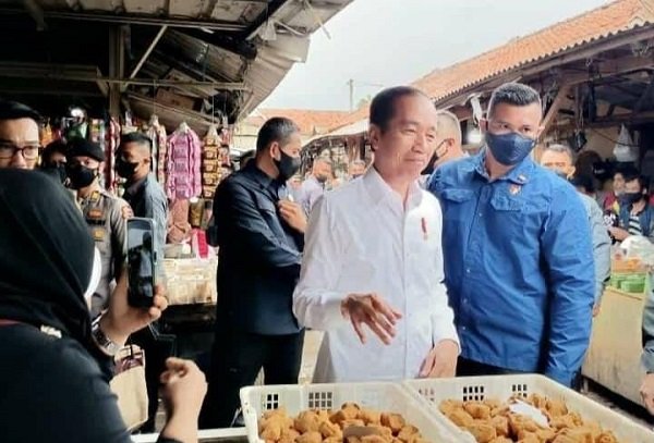 Kata Jokowi Soal Larangan Penjualan Rokok Batangan