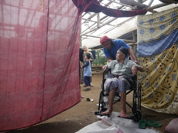 JQR Beri Kursi Roda Bagi Disabilitas Korban Gempa Cianjur