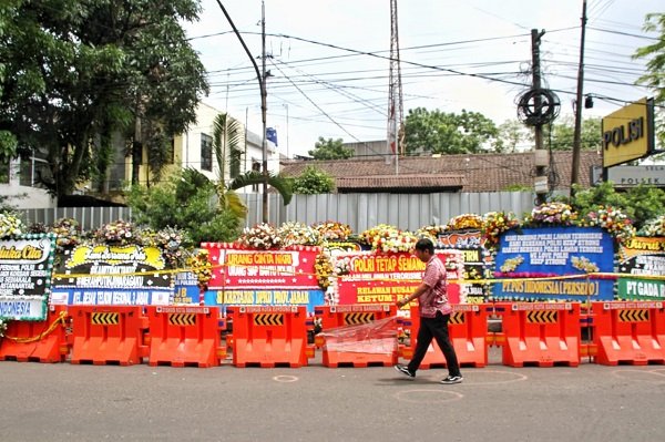 Karangan Bunga Dukungan pada Polri Lawan Teroris Berjejer di Polsek Astana Anyar
