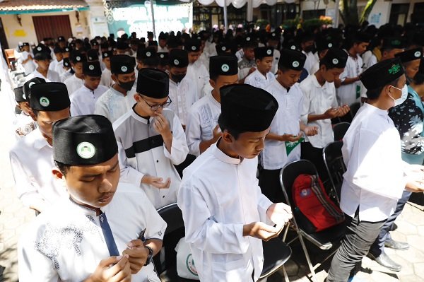 Setarakan Pendidikan Pesantren dengan Formal, Ganjar Diapresiasi 1.000 Santri di Kota Bandung Jadi Presiden
