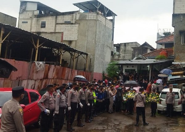 Tangis Keluarga Selimuti Pemakaman Aipda Sofyan Korban Ledakan Bom di Polsek Astana Anyar