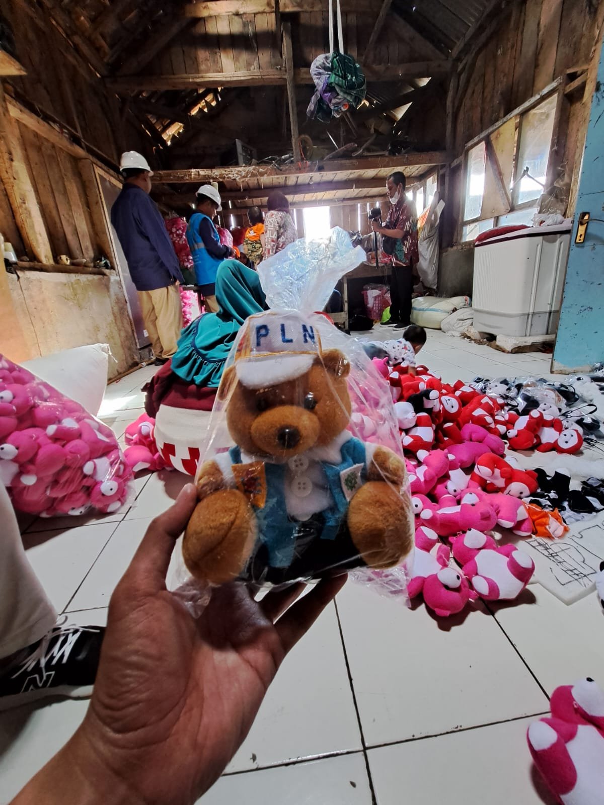 PLN Bangkitkan Ekonomi UMKM Pengrajin Boneka Desa Sukapura Lewat Program TJSL
