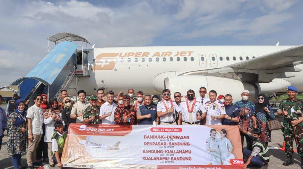 Pesawat Super Jet Terbang dari Husein Sastranegara Bandung