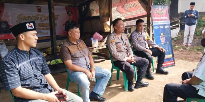 Kapolsek Cikancung Polresta Bandung Gelar "Jumat Curhat" di Pangkalan Ojek Kp. Cigereleng Rw 05 Desa Srirahayu