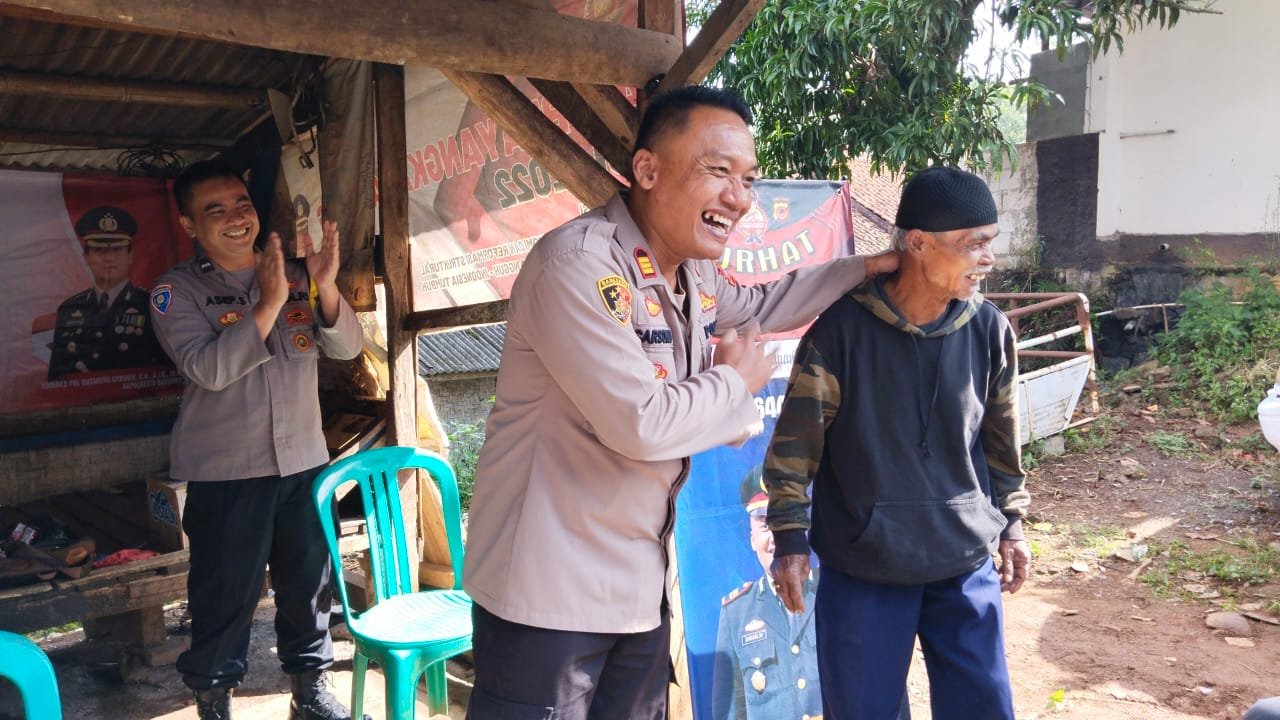 Kapolsek Cikancung Polresta Bandung Gelar “Jumat Curhat”  di Pangkalan Ojek Kp. Cigereleng Rw 05 Desa Srirahayu